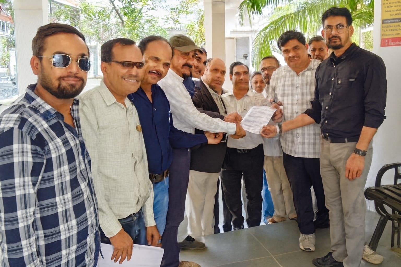 प्रधानाचार्य पर हमले के विरोध में शिक्षक संघ ने सौंपा ज्ञापन