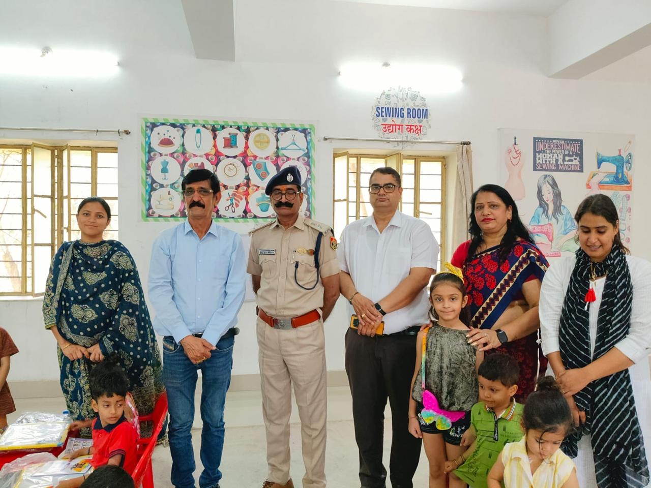 बच्चों को शैक्षणिक बेग एवं पाठ्य सामग्री किट वितरित